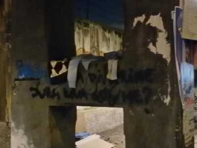 Vestiti appoggiati sulla lastra di pietra, chiaramente di propriet� di vagabondi